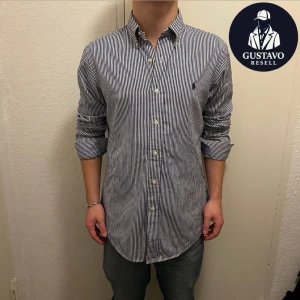 Ralph Lauren skjorta - Tja. Säljer denna Ralph Lauren skjorta i extremt fint skick. Inga defekter. Storlek M. Tveka inte på att ställa frågor! 🙌