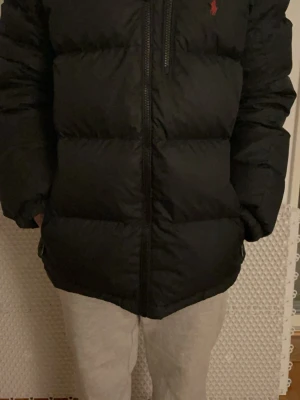 Ralph lauren jacka.  - Säljer denna jacka inga skador på jackan. Köpte förra vintern och den är inte använd jätte mycket den är använd absolut men inte så mycket. Vill ha 2800 för den. Storlek 170. För mer frågor är de bara att skriva. PRIS KAN DISKUTERAS!!