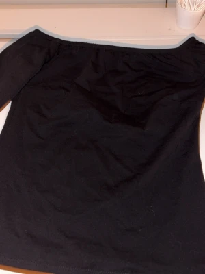 off-shoulder topp - slits i ärmarna. fungerar som xs