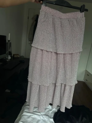 NA-KD Glittrig volangkjol  -  En mycket charmig och Glittrig lång volangkjol som skimrar i silver och rosa nyanser! Den är tydlig stretchig och passar mig perfekt som är en storlek S också! Priset kan gärna diskuteras!💞