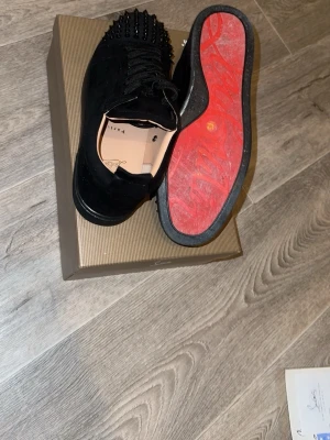 Christian Louboutin - Säljer dessa schyssta par loubs använd 1 gång. Skicka PM!!!Kommer med originalkartong.