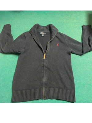 Ralph lauren-fullzip - Säljer en mörkblå ralph lauren ziptröja i storlek S. Tveka inte att höra av er om prisförslag, frågor  eller fler bilder😊