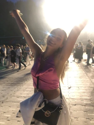 Rosa halter neck topp  - Säljer min rosa satin topp med öppen rygg och justerbara spännen då det är knyte både runt halsen och runt midjan! 