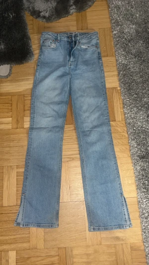 Bootcut jeans i ljusblå denim från 157 - Snygga bootcut jeans i ljusblå denim från 157, storlek M. Klassisk femficksmodell med dragkedja och knapp framtill. Jeansen har en rak passform upptill och lite utsvängda ben, vilket ger en cool siluett. Perfekta att matcha med sneakers eller boots.