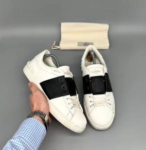 Valentino Open | 42 - Valentino Open Sneakers | Grymt skick! | Original dustbag ingår | Storlek 42 men passar aningen större | INGA BYTEN | Fraktar spårbart eller möts upp i Täby 