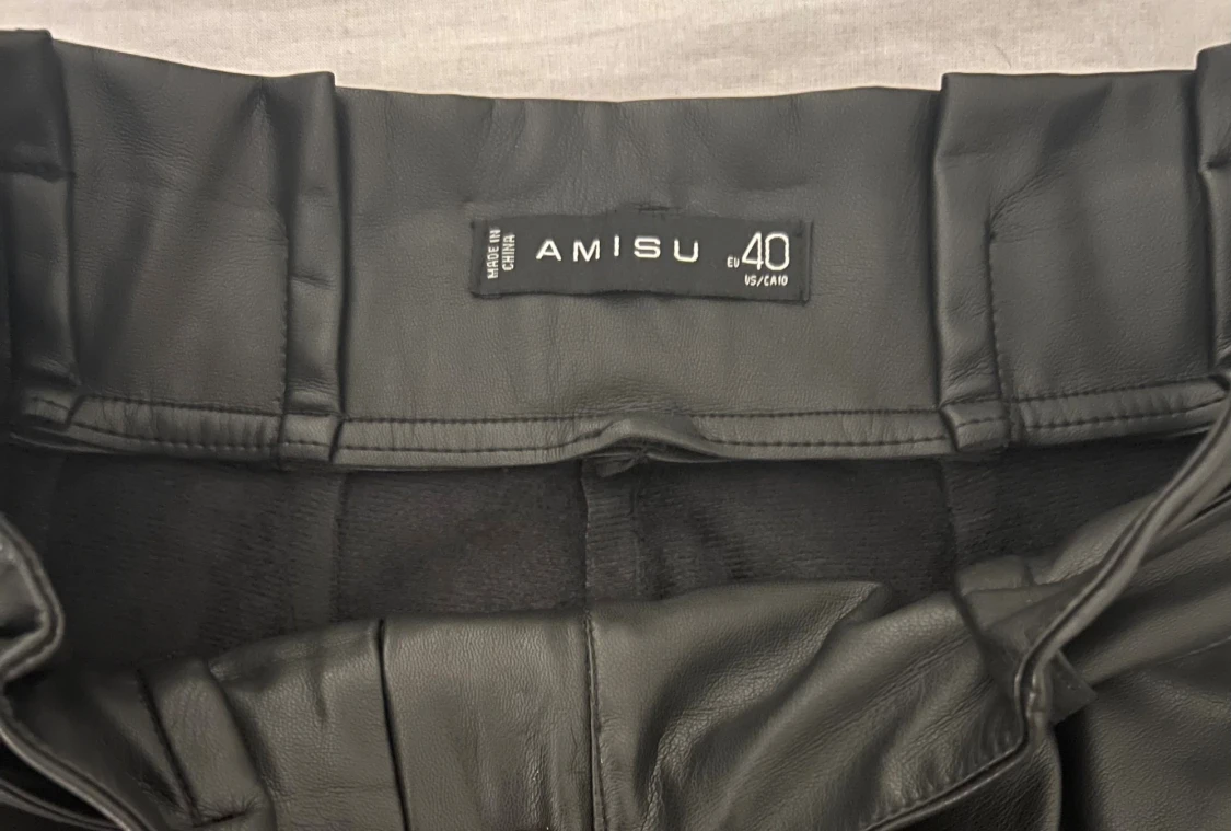 Svarta byxor i fuskskinn från Amisu/ NewYorker - 3