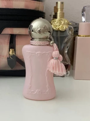 Delina Parfums de Marly  - Delina från Parfums de Marly. 30ml från början supergod doft men måste rensa 🤗 se bild för kvarstående mängd 🩷