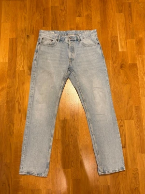 ZARA Jeans - Straight ZARA Jeans. Väl använda men i väldigt fint skick. Var inte rädd att fråga om det är något du undrar.