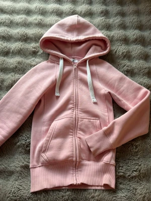 Russemerch tröja  - Jag säljer en russemerch tröja i storlek xxs. Tröjan är i bra skick och är ljusrosa. Jag säljer tröjan för att den inte kommer till användning. Nypris 750kr❤️