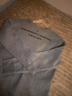 Valentino limited edition tröja  - Inga defekter en collab mellan valentino x izumi miyazaki riktigt skön tröja passar till det mesta och enkel att stylea 