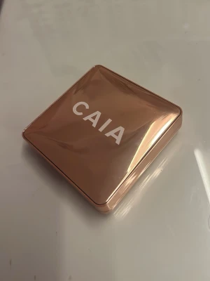 CAIA Highlighter Sydney - Säljer en CAIA highlighter i färgen Sydney. Nästan som ny 