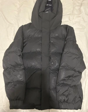 Moncler madeira  - Moncler madeira passar som L, Moncler påse finns med.