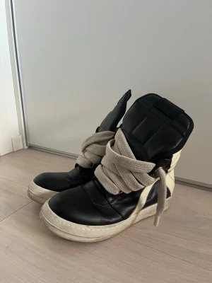 Svarta och vita high-top sneakers - Säljer då jag inte gillar jumbo lace längre