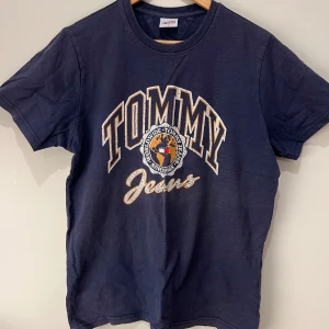 T-shirt från Tommy Hilfiger  - Säljer en snygg tröja från Tommy Hilfiger som är en ny mer unik och är i en mycket speciell utlaga där av priset. Köptes för 500 kr men säljs relativt billigt med tanke på hur sällsynt den är. Tröja är använd ett par gånger men annars så är det inget fel med den. Själva tröja är mer åt det ”slitna” hållet som är en del av designen, men själva slitage som sker när man har använt den finns det inget. Skriv i dm för mer information!!