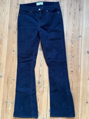 Mörkblå bootcut manchesterbyxor från GAP - Klassiska mörkblå manchesterbyxor med bootcut-snitt och midwaist i jeansmodell. Knappt använda hög kvalitet. Storlek S.