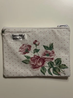 Handgjord necessär av second hand tyger - En handgjord necessär utav second hand tyger. Unik, hållbar och perfekt för att samla alla dina vardagsfavoriter i väskan. Fodrad och stängs med dragkedja. Endast ett unikt exemplar.                  Instagram: secondstitch.bymatilda 💕