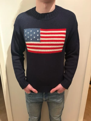 Mörkblå stickad tröja - Snygg mörkblå stickad tröja.