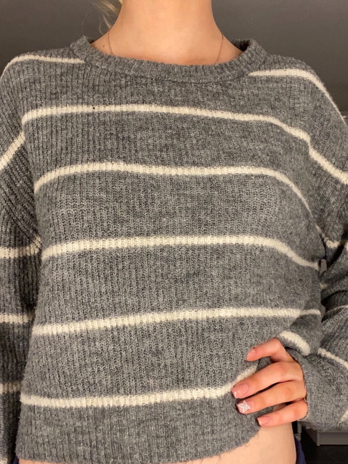 Grå randig stickad tröja