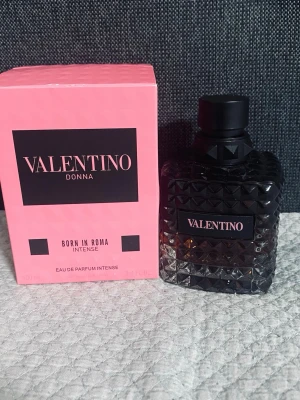 Valentino Donna Born In Roma Intense - Valentino Donna Born In Roma Intense Eau de Parfum, 100 ml. Snygg design och lyxig känsla, perfekt för dig som vill sticka ut med en ikonisk flaska från ett trendigt modehus.