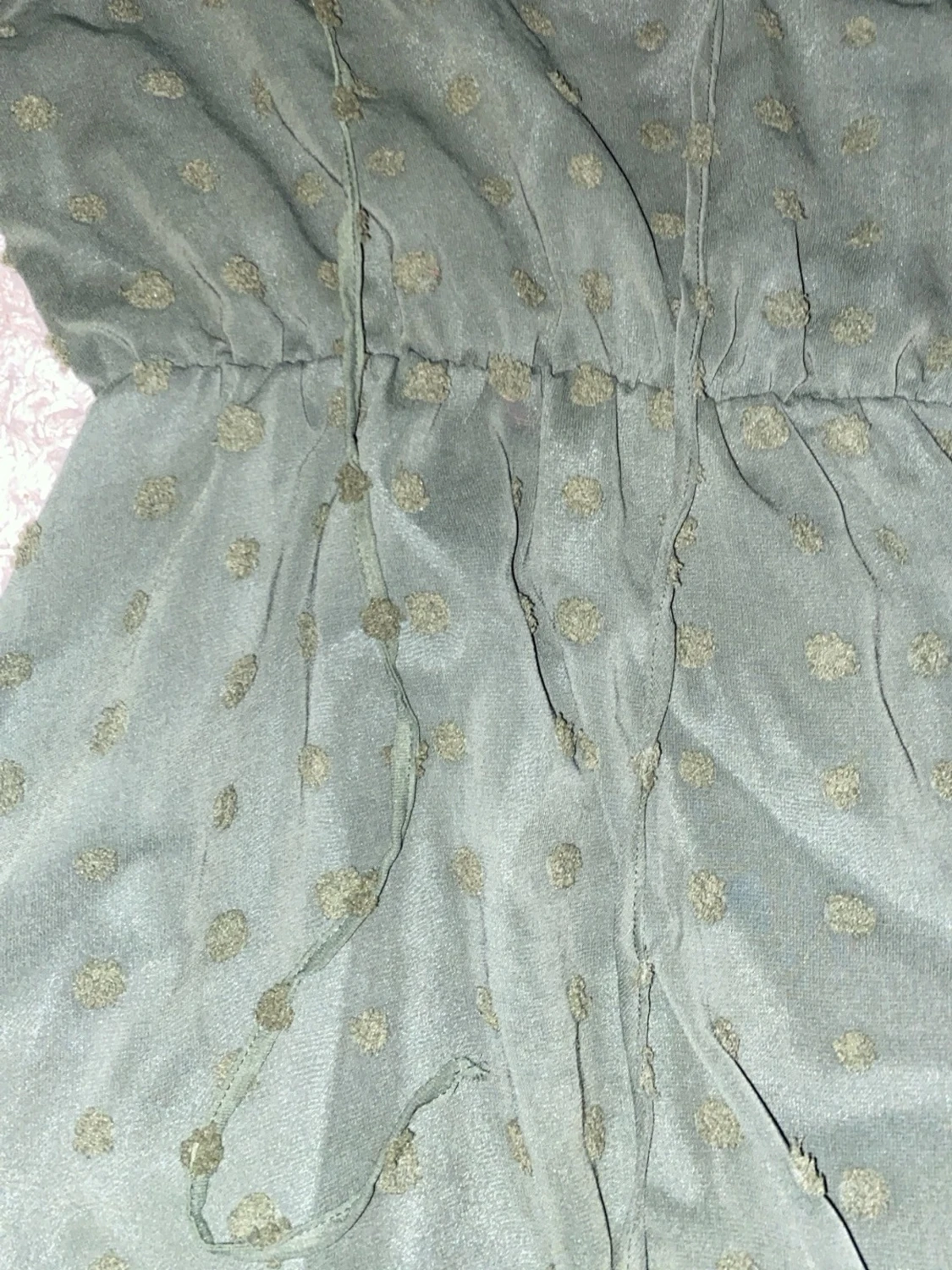 Grön prickig kortklänning med snörning - 1