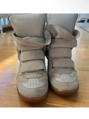 Beige sneakers Isabel Marant strl 39 - Säljer ett par beige sneakers från Isabel Marant. Jag köpte de här på Plick så har därav inte kvitto! Jag har använt de själv 2 gånger🫰🥰