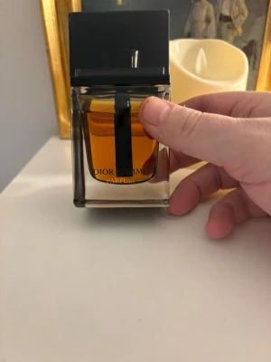 Dior Homme Parfum 75ml - Stilren och exklusiv parfym från Dior. Flaskan rymmer 75ml och är tillverkad i Frankrike. Perfekt för dig som vill sticka ut med en klassisk touch. Ca 70 ml kvar av 75 totalt. Eau de parfum.