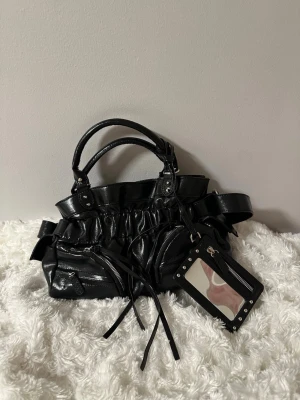 Svart väska - Snygg svart väska som aldrig är använd!! 