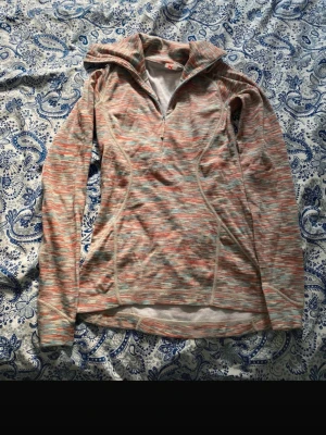 Ett fint skidunderställatröja med coola färger - En skidunderställs tröja i storlek S från Kari Traa med olika färger