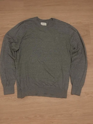 Grå stickad tröja från Scalpers - Silk and cotton sweater. Size L but I usually wear size M and it fits me good. Used once. 