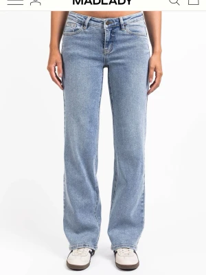 Jeans - säljer ett par helt nya jeans från madlady. Modellen är 02low raka jeans, använda 1 gång så det är som nya. Dessa jeans är i längden ”short”. Inga skador!! Ordinarie pris 800