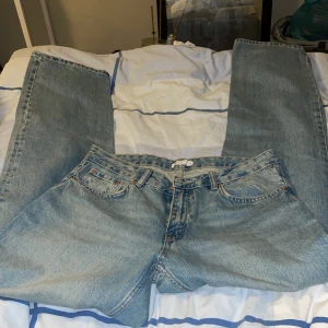 Blå straight jeans från Gina Tricot - Säljer ett par klassiska blå jeans från Project Jeans i rak lite vidare  modell. Jeansen har fem fickor, bälteshällor och knappgylf. Materialet är robust denim och färgen är ljusblå. Perfekt för dig som gillar en enkel och tidlös look.Jättesköba å i nyskick men blev tyvär för stora för mig.Nypris ca 499kr.Passar längd ca 1,70-1,80