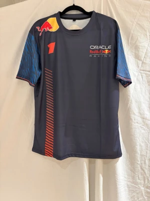 F1 Merch - Bilden visar en Oracle Red Bull Racing t-shirt med tryck. Bara att höra av sig vid frågor! 249kr vid snabb affär!