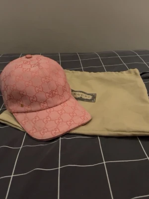 GG Dubai keps rosa - Säljer en rosa gg dubai keps som är i storlek M/57cm runt huvudet men den är fortfarande justerbar. Den är i HELT NYTT SKICK och är HELT oskadd. Diskutera gärna priset med mig om du är intresserad!        (Påsen i första bilden kommer inte med) 