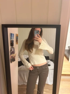 Beige ribbad tröja - Fin beige ribbad tröja med utsvöngda ärmar från Bik Bok, storlek M☺️🫶🏼