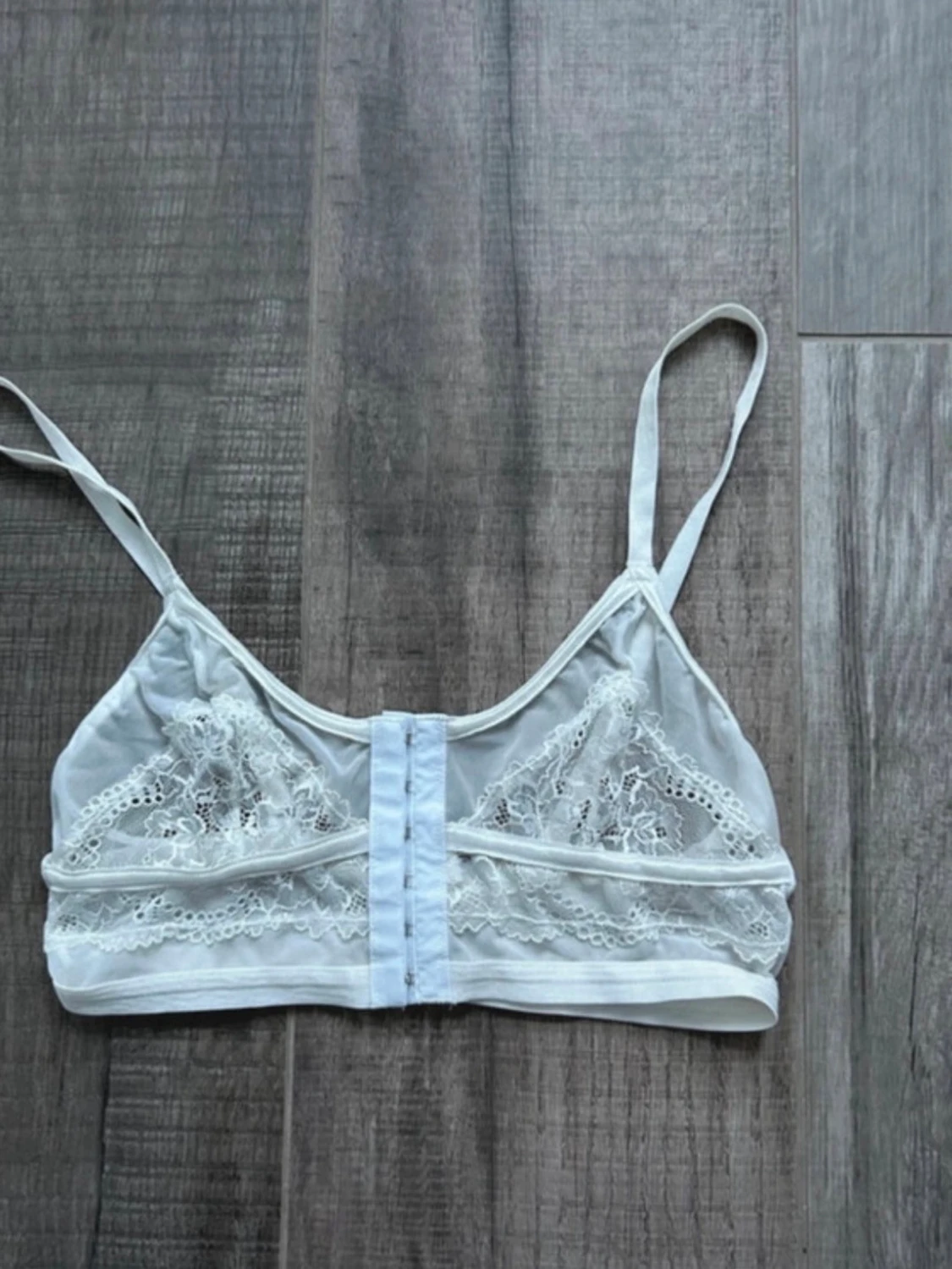 Vit spetsdetaljerad bralette