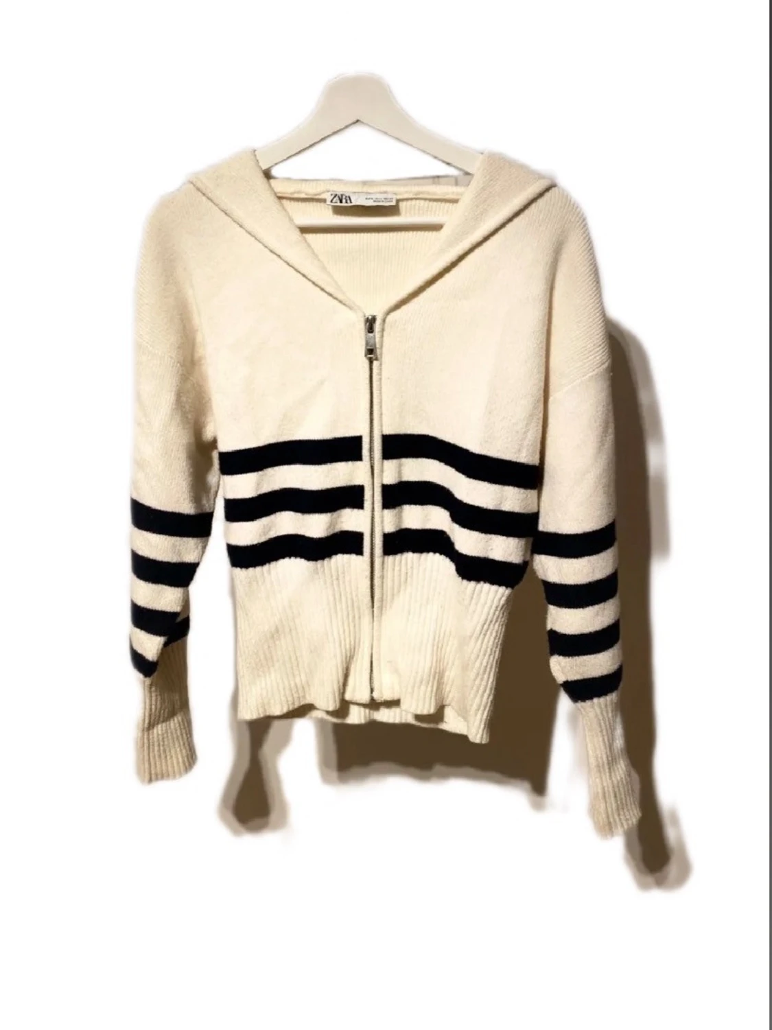 Krämvit kofta med ränder från Zara