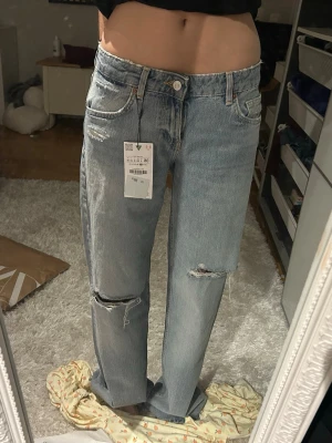 Ljusblå jeans - jättesnygga jeans från zara, fick påriktigt just hem de men tyvker inte de passar mig så bra…