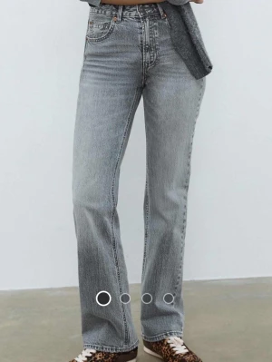 Stradivarius - D98 - mellangrå jeans med raka ben och vintageeffect - Helt nya prislappen på ångra mig bara går inte att göra retur. 