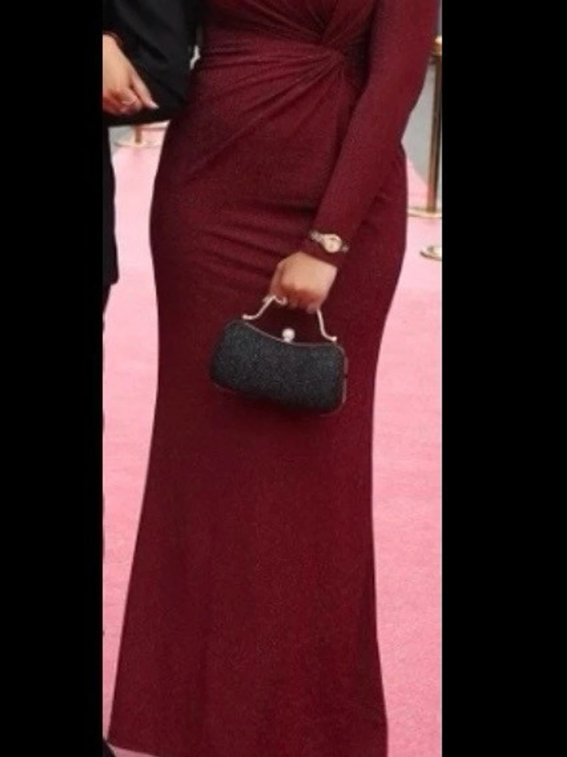 Vinröd glittrig långklänning - 1