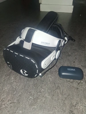 KKCOBVR batteri 3h+ VR-headset med handkontroller - Snyggt VR-headset från KKCOBVR med tillhörande handkontroller. Setet ser ut att vara i gott skick med minimalt slitage. Perfekt för dig som vill uppleva VR-spel och interaktiva upplevelser. Justerbart huvudband och bekväm passform. Inga synliga defekter. Ingen laddare kommer med paketet. 1600kr rabbat på första köp.