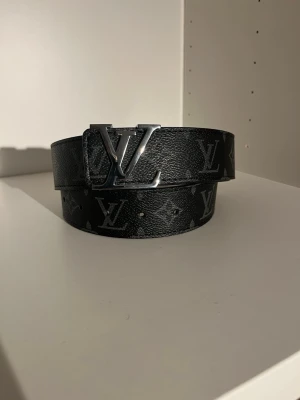 Snyggt svart bälte 115 cm - Väldigt snyggt svart bälte.Som kommer lyfta upp din outfit till ny nivå. 115 cm långt