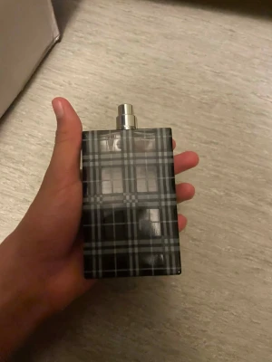 Burberry herrparfym 100ml - Stilren Burberry parfym med 100 ml volym. Ingredienser: bergamot, kardemumma, grön mandarin, ingefära, cederträ, vild ros, muskot, mysk och orientaliska tränoter. Tillverkad i Frankrike.