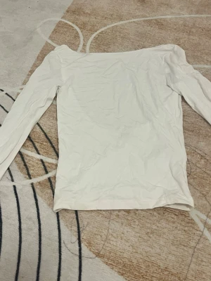 Tröja Gina Tricot - Säljer en vit långärmad topp från Gina Tricot i storlek XS passar även S. Modellen är långärmad med en djup, öppen rygg och har en slim passform. Materialet är mjuk bomull som känns skönt mot huden. Perfekt för dig som gillar minimalistisk stil och vill ha en enkel men snygg topp.