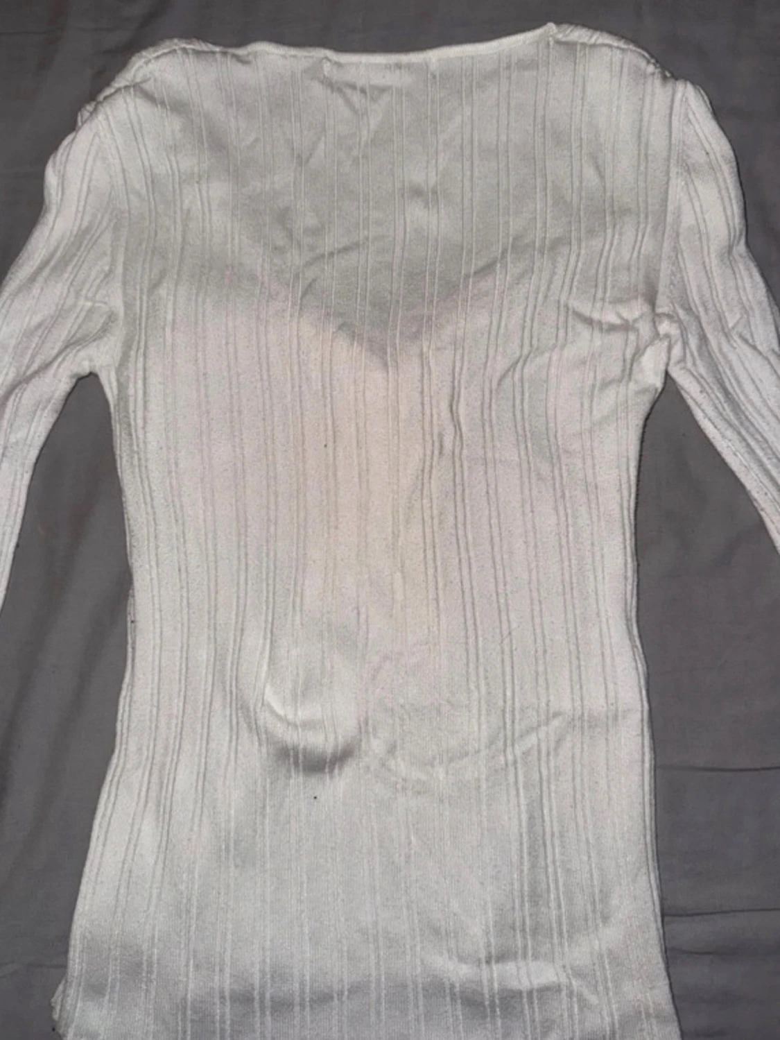 Vit ribbad långärmad topp med twist - 2