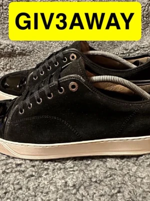 Lanvins 44 - Delar ut ett par Lanvins i strl 44                                       För att gå med så måste man likea bilden och följa kontot. Vinnaren deras 31 december här på plick. 