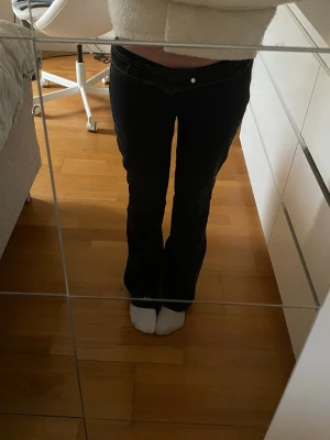 lågmidjade jeans - säljer dessa jeans i storlek 152, helt oanvända å i nyskick, men har ingen prislapp!! pris kan diskuteras 💕🥹