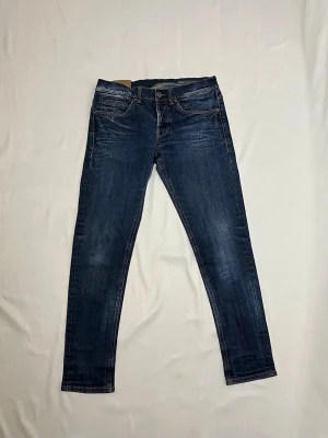 DONDUP JEANS - George - Hej! Säljer ett par riktigt snygga Dondup jeans i en mörkblå färg. Storlek 34, passar 33. Modellen är George, en väldigt populär passform som sitter riktigt bra och är väldigt stilrent. Jeansen är i bra skick.  Hör gärna av er om ni har frågor!