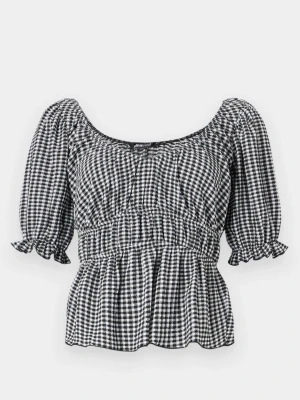 Rutig blus från Gina Tricot - Säljer en svartvit rutig blus från Gina Tricot med puffiga korta ärmar och volangdetaljer vid ärmslut och nederkant. Blusen har en rundad halsringning och smockad midja som ger en snygg siluett. Änvänd 2 gånger jätte gullig 