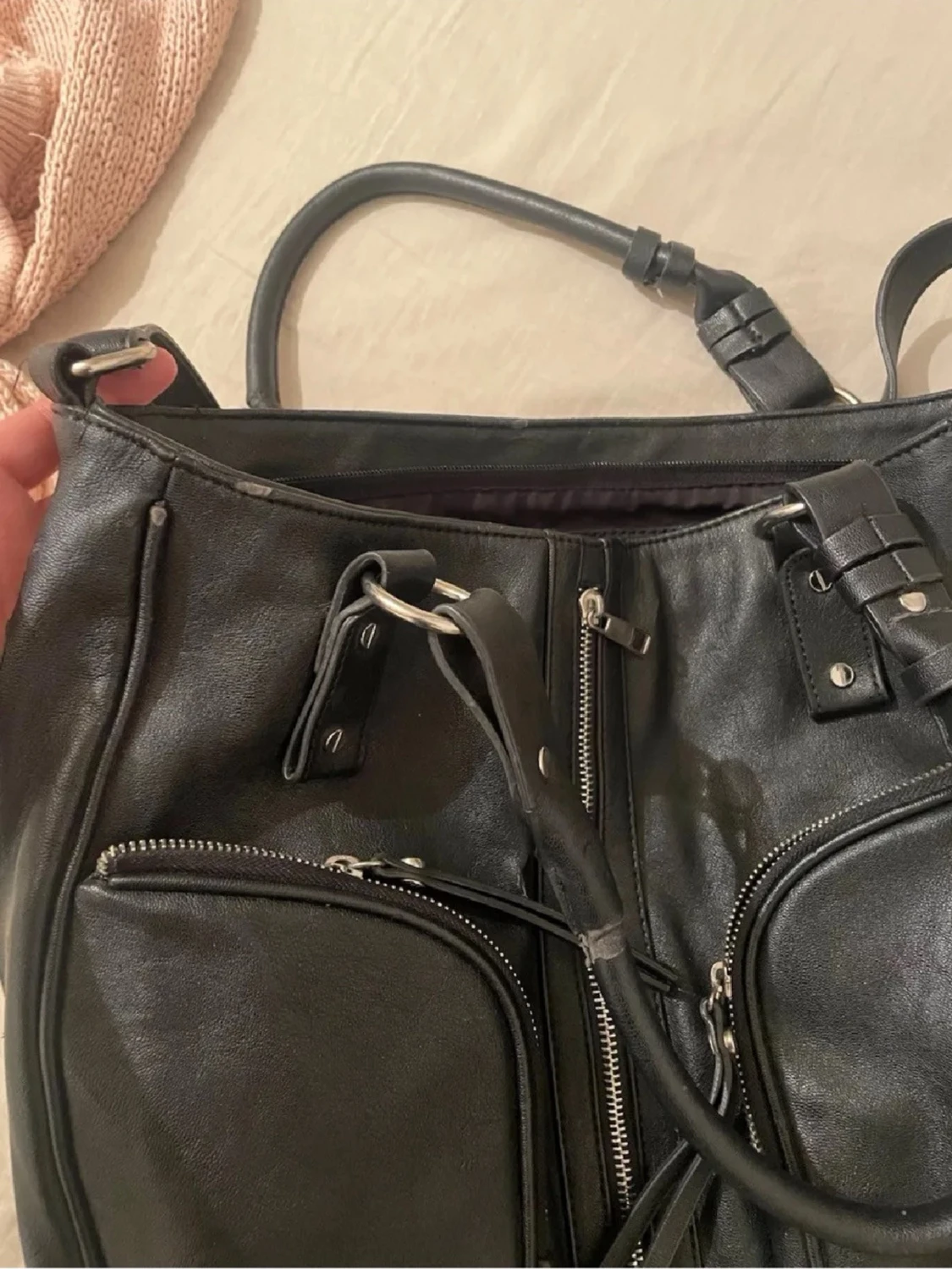 Svart axelväska med dragkedjor - 2
