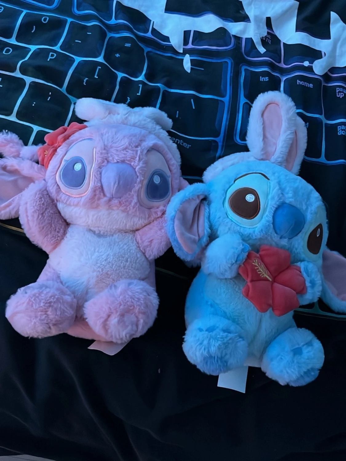 Blå och rosa mysiga Stitch nallar